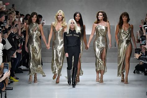 gli abiti piu famosi di versace|Vestiti metallizzati oro e argento: l'abito oroton di Gianni Versace .